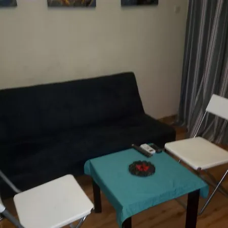 Spacious 2 Bedroom Center In Apartment