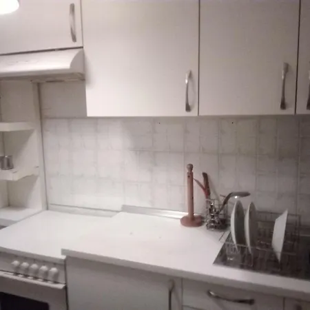 Spacious 2 Bedroom Center In Apartment *
